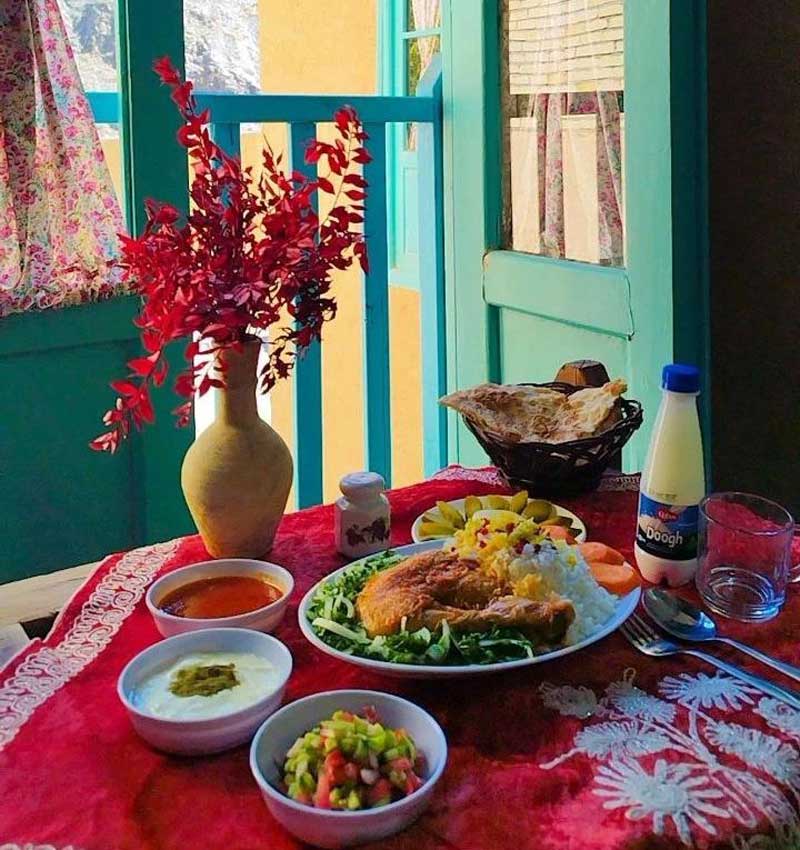 میز ناهار سنتی در اقامتگاه بومگردی هزاره کنگ مقابل پنجره