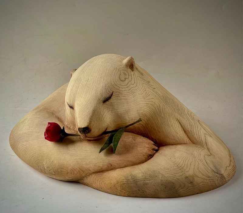 مجسمه چوبی خرس قطبی در حال استراحت
