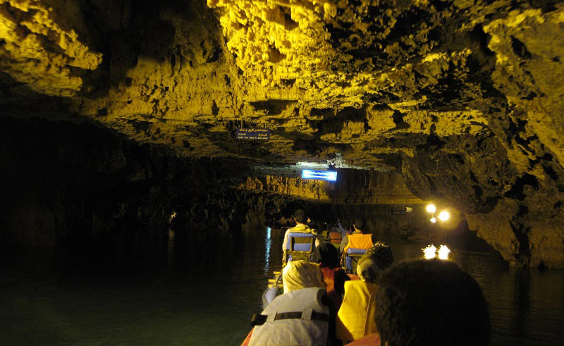 قایق‌سواری در غار علیصدر همدان؛ منبع عکس: ویکی پدیا