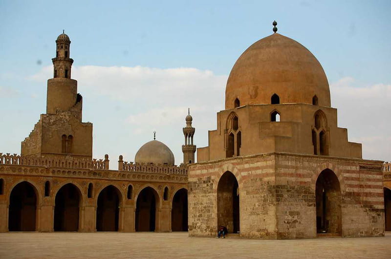 مناره و گنبد مسجد ابن طولون از نمای روبه رو