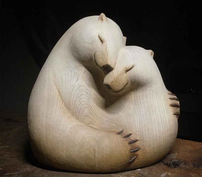 مجسمه چوبی دو خرس قطبی در آغوش هم