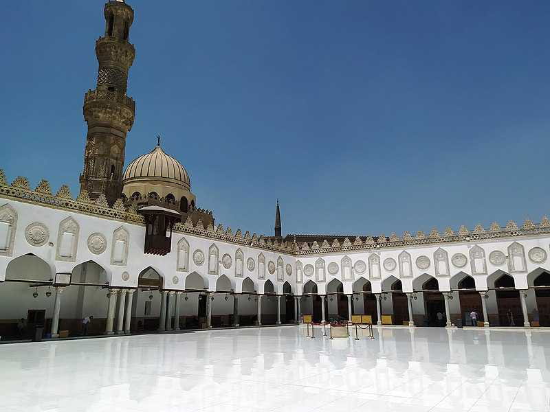 دالان های سفید پایین گنبد و مناره های مسجد الازهر قاهره
