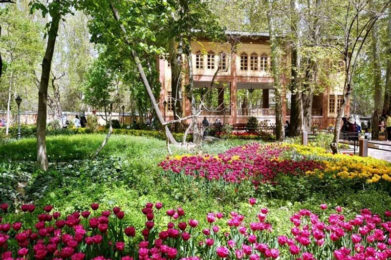 گل های رنگارنگ باغ ایرانی مقابل کوشک وسط باغ