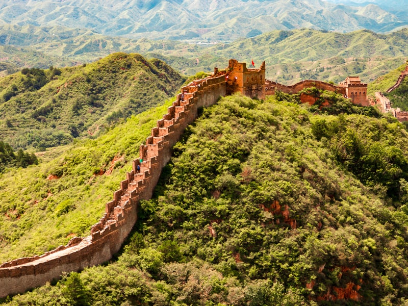 دیوار چین در کوهستان سرسبز، منبع عکس: unsplash.com (عکاس: william olivieri)