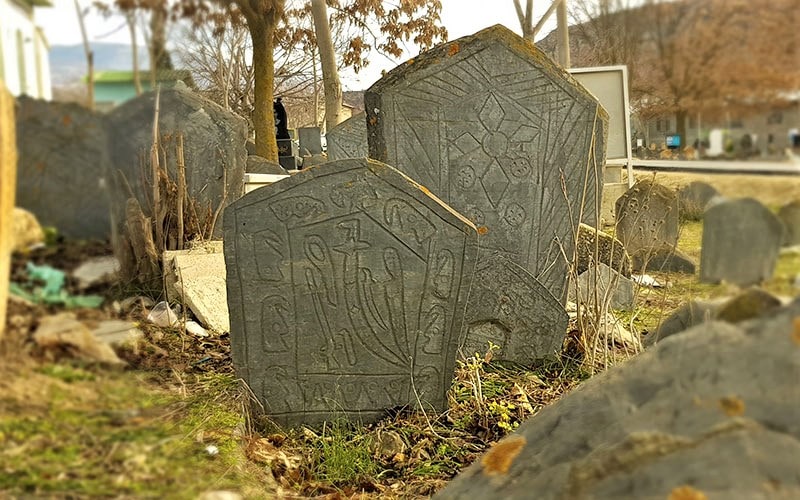 نقوش مختلف روی سنگ قبرهای قبرستان سفید چاه، منبع عکس: گوگل مپ، عکاس: بهفر شکیب