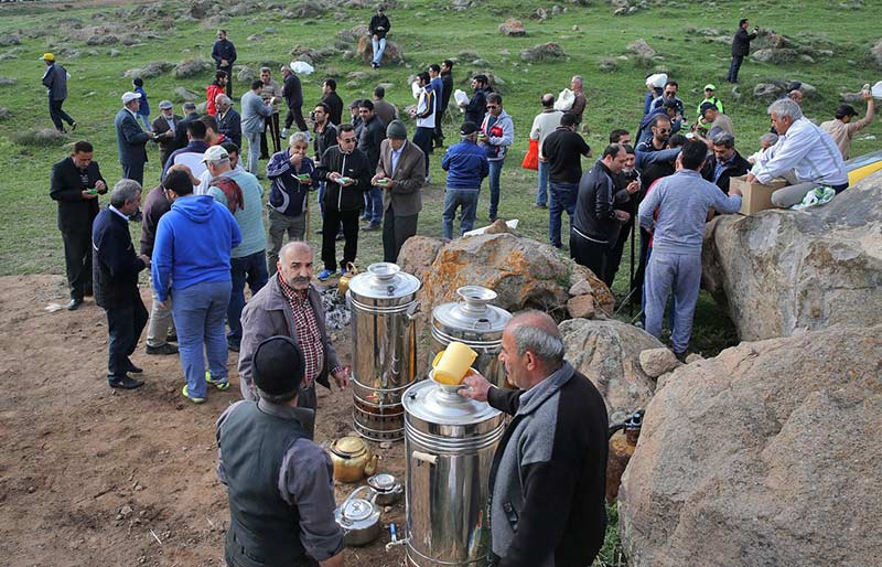 گروهی از مردان در حال خوردن چای در کوهستان 