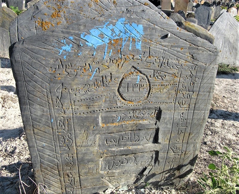 طراحی روی سنگ قبری در قبرستان سفید چاه، منبع عکس: گوگل مپ، عکاس: پریا علیزاده مهاجر