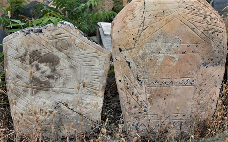 دو سنگ قبر در قبرستان سفید چاه،‌منبع عکس: گوگل مپ، عکاس: مجید سهیلی نیا