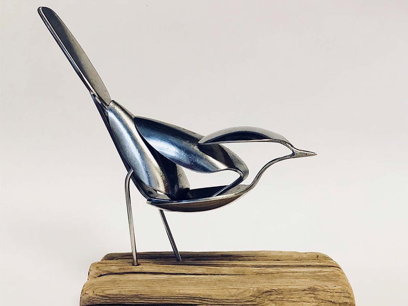 پرنده ساخته شده از فلزات بازیافتی