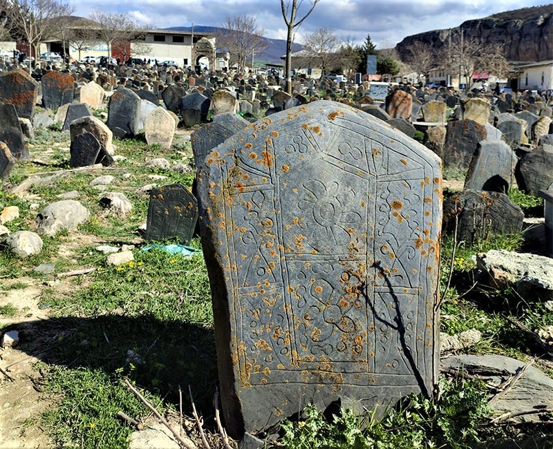 سنگ قبری تاریخی در قبرستان سپید، منبع عکس: گوگل مپ، عکاس: amir.h.amini