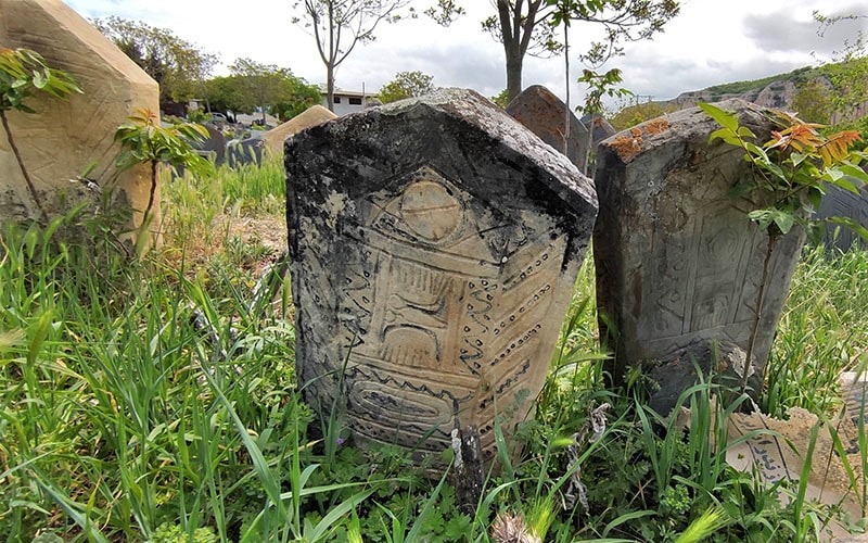نقوش تزیینی روی سنگ قبر در قبرستان سفید چاه، منبع عکس: گوگل مپ، عکاس: امیر عباباف