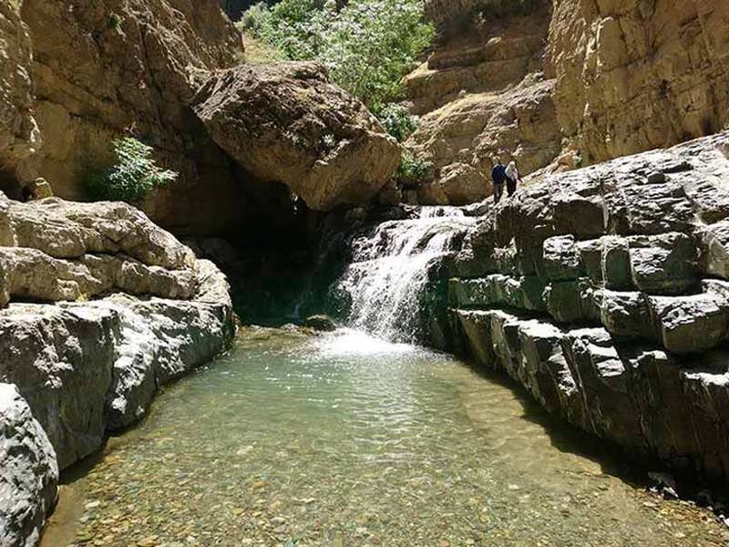 حوضچه در مسیر رودخانه ارنگه در دامنه کوهستان
