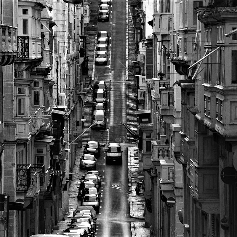 عکس سیاه و سفید از خیابانی طولانی