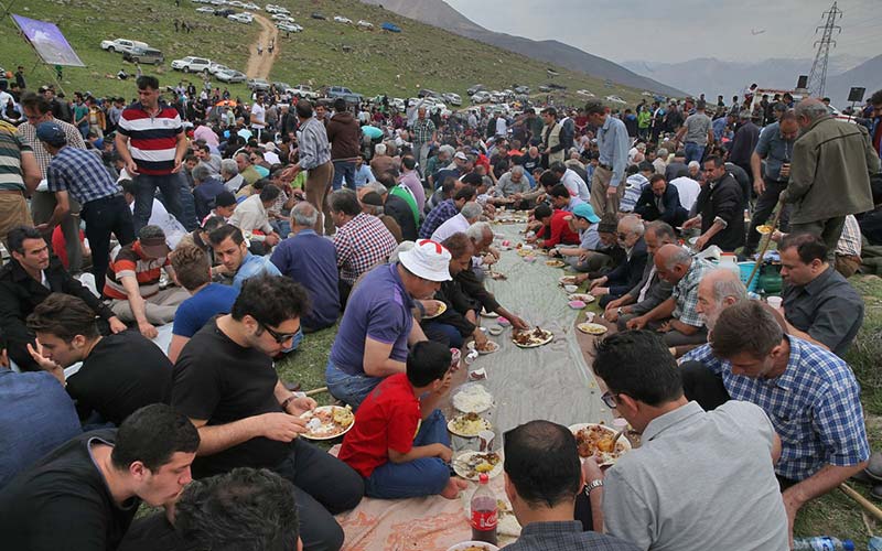 مردان در حال خوردن نهار در کوهستان 