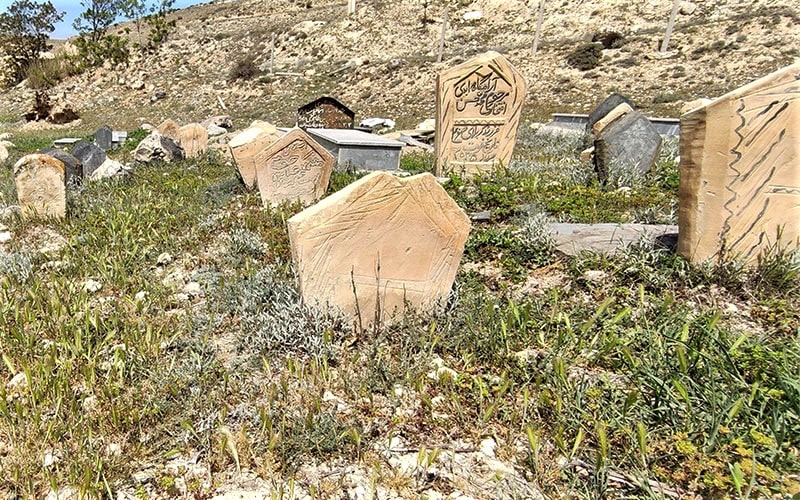 قبرهای تاریخی در گورستان سفید چاه، منبع عکس: گوگل مپ، عکاس: امیر عباباف