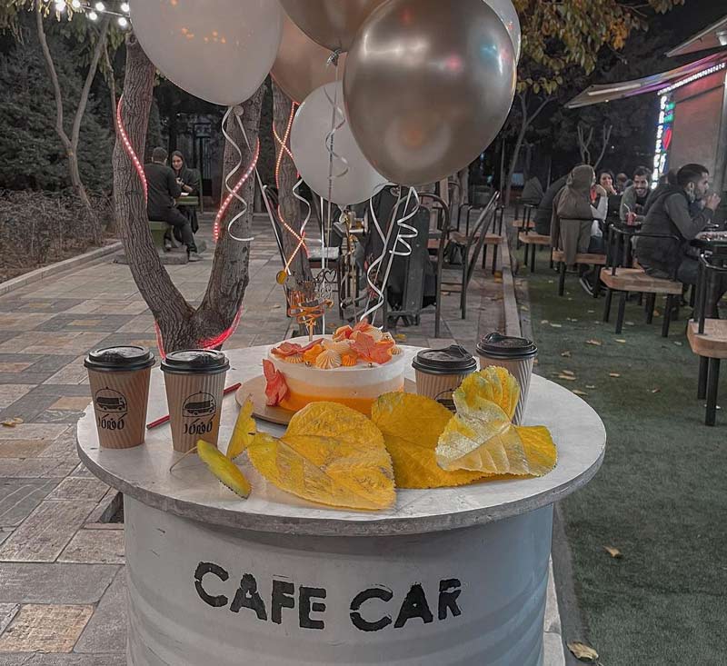 میز تزئین شده تولد در رستوران سیار کافه کار