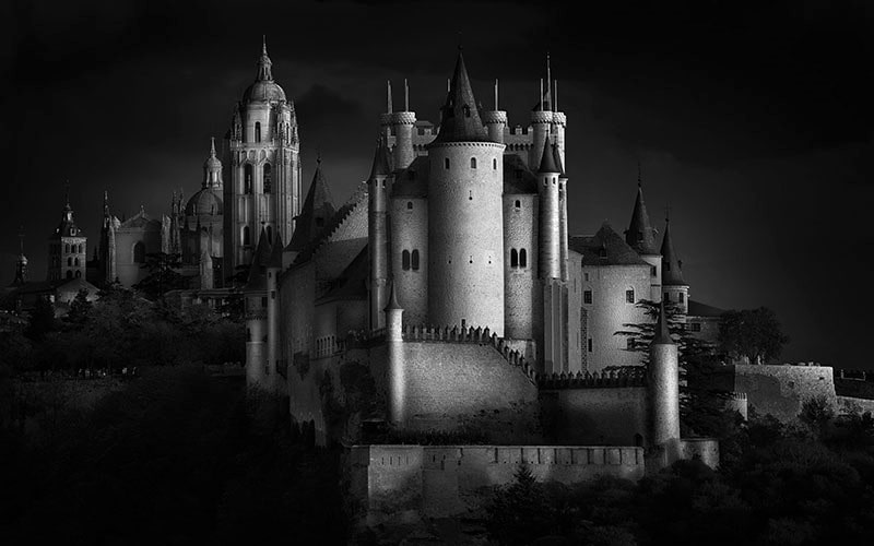 عکس سیاه و سفید از قلعه‌ای تاریخی