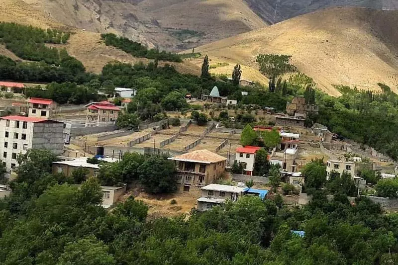 خانه ها و ویلاهای دره کن سولقان در دامنه کوهستان از نمای بالا