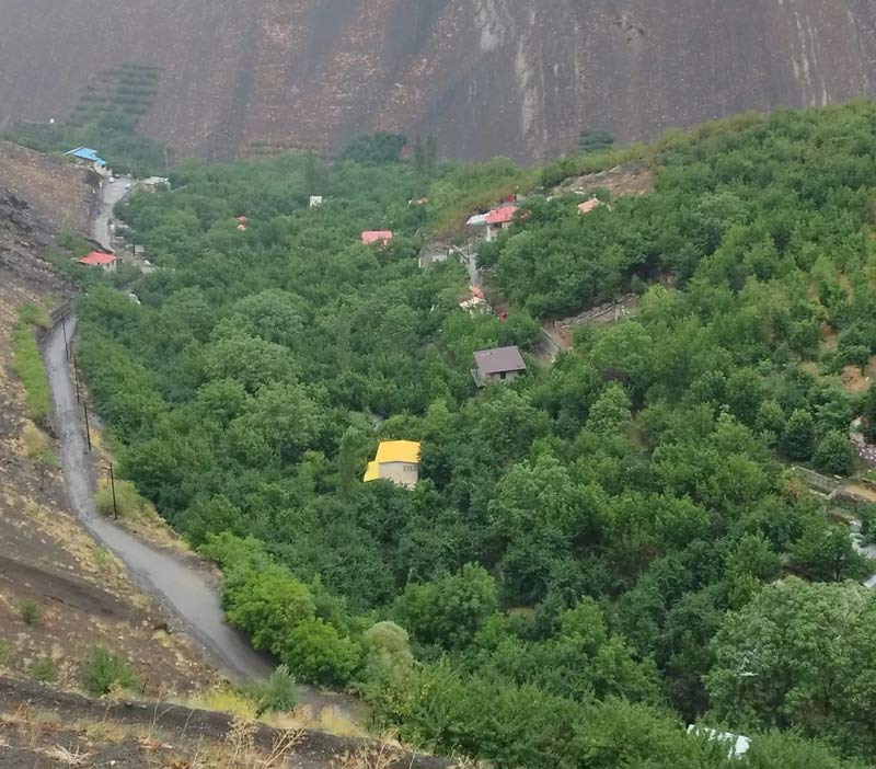 روستای سرسبز تالون در میان کوهستان