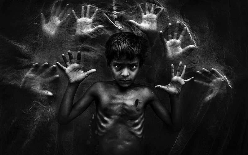 عکس سیاه و سفید از پرتره یک کودک