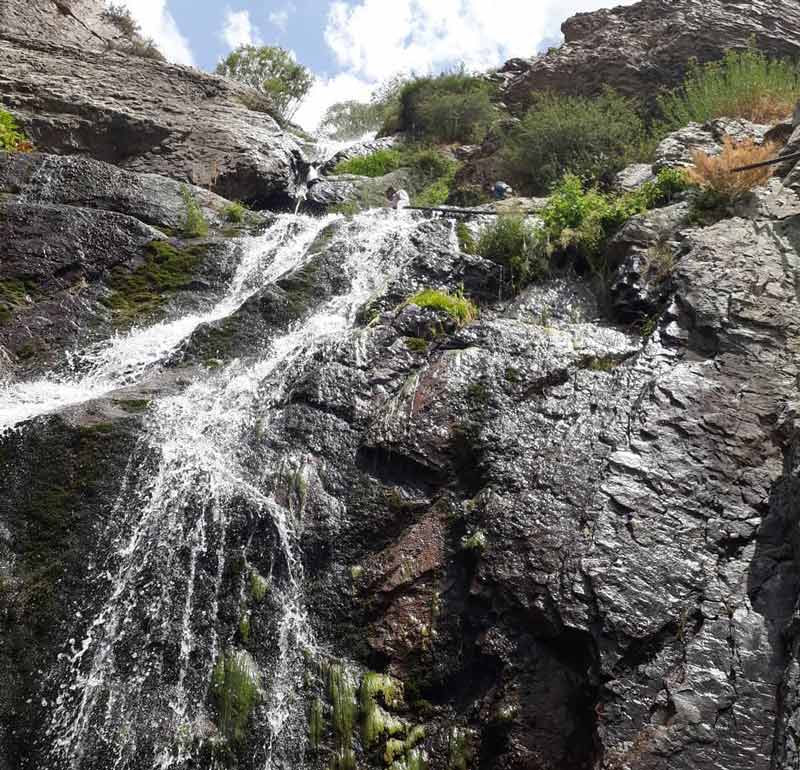 آبشار طبقاتی تالون روی صخره های کوهستانی