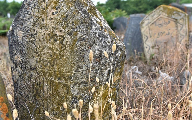 سنگ قبر محرابی در گورستان سفید چاه، منبع عکس: گوگل مپ، عکاس: مجید سهیلی نیا