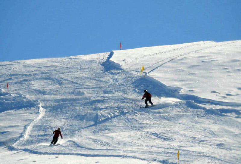 ورزشکاران در پیست اسکی خور پوشیده از برف