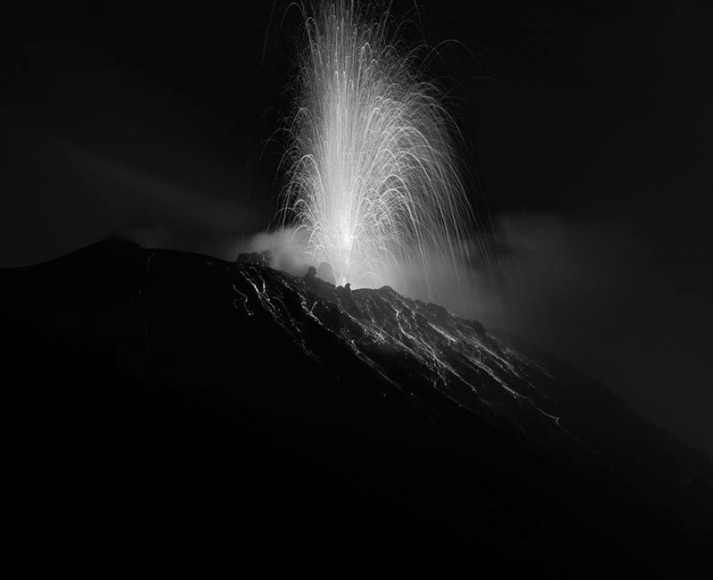 عکس سیاه و سفید از آتشفشان