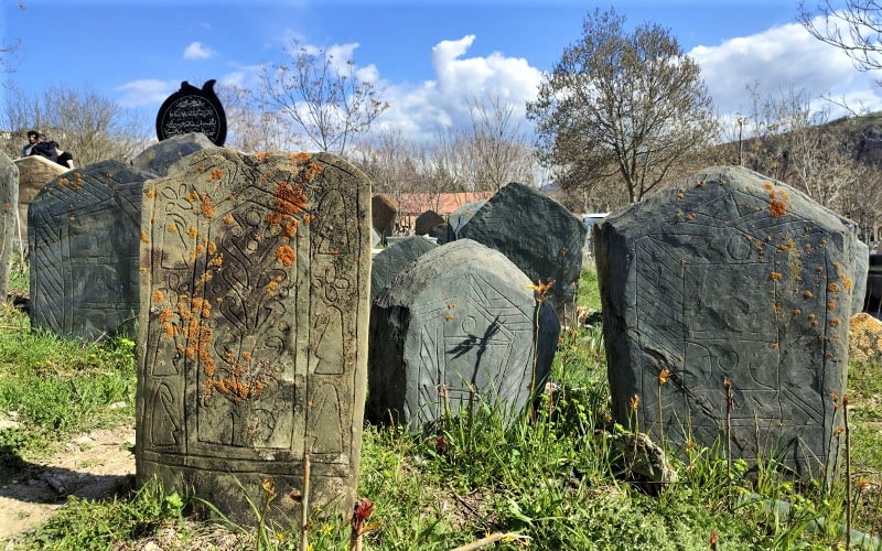 سنگ قبرهای محرابی در قبرستان سفید چاه، منبع عکس: گوگل مپ، عکاس: amir.h.amini