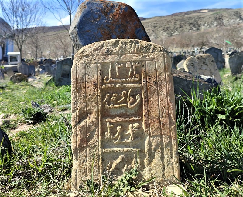 سنگ قبر قدیمی در قبرستان سفید چاه، منبع عکس: گوگل مپ، عکاس: amir.h.amini