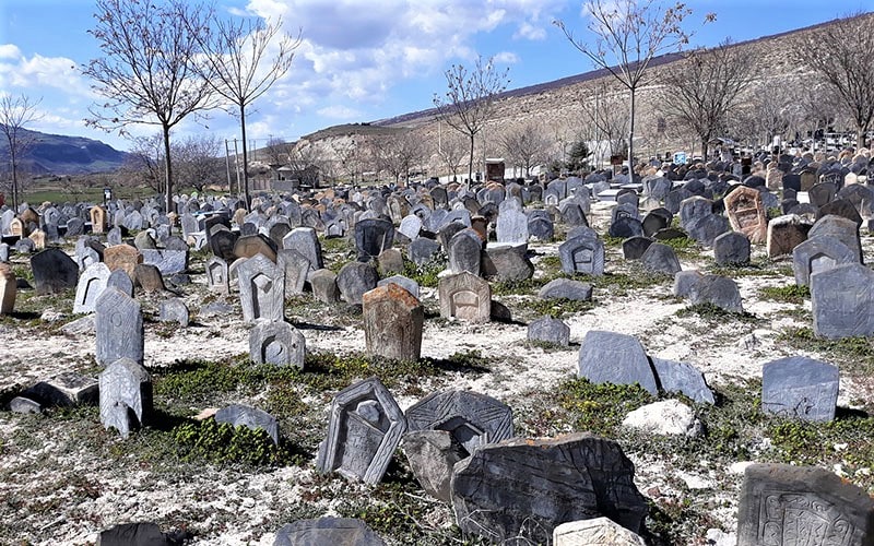 تعداد زیادی سنگ قبر عمودی در قبرستان سفید چاه، منبع عکس: گوگل مپ، عکاس: محمد صفوی