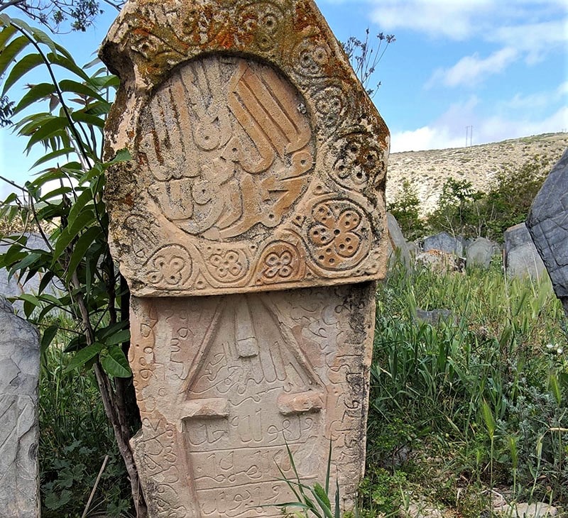 سنگ قبر عمودی دارای نوشته در قبرستان سفید چاه، منبع عکس: گوگل مپ، عکاس: امیر عباباف