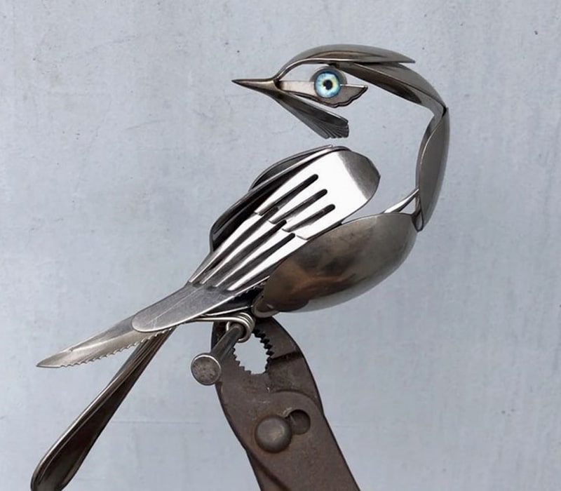 پرنده فلزی روی انبر