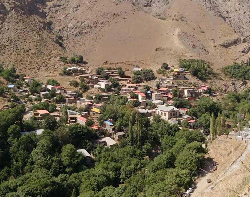 خانه های روستای آتشگاه کرج در دامنه کوهستان