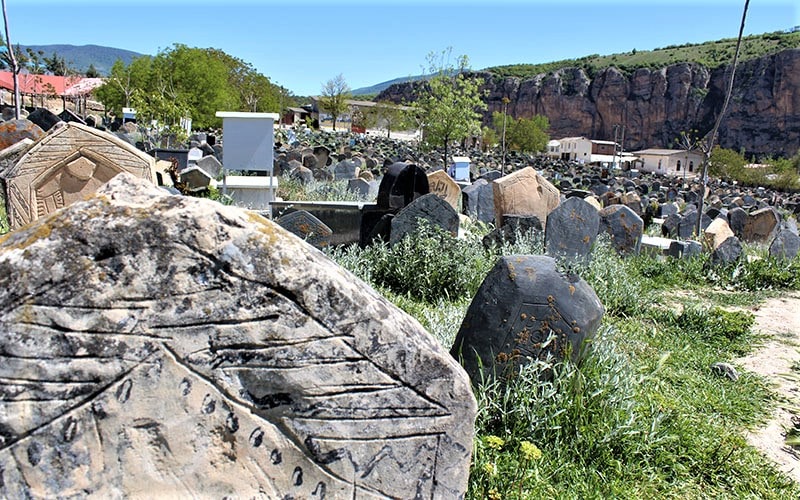 سنگ قبرهای گورستان سفید چاه، منبع عکس: گوگل مپ، عکاس: مهیلا حسینی