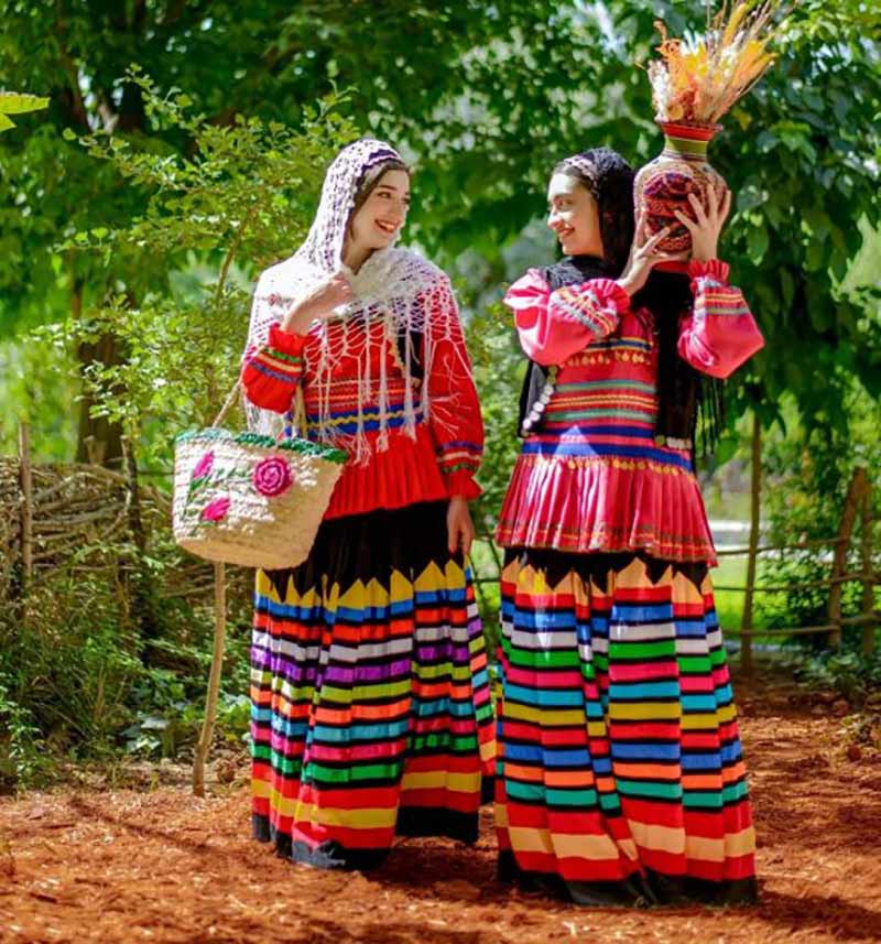 زنان جوان مازنی با لباس محلی 
