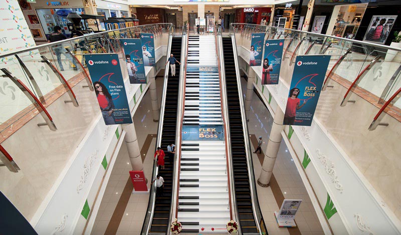 پله‌های پیانویی در مرکز خرید الخور قطر؛ منبع عکس: Al Khor Mall Facebook؛ عکاس: ناشناس