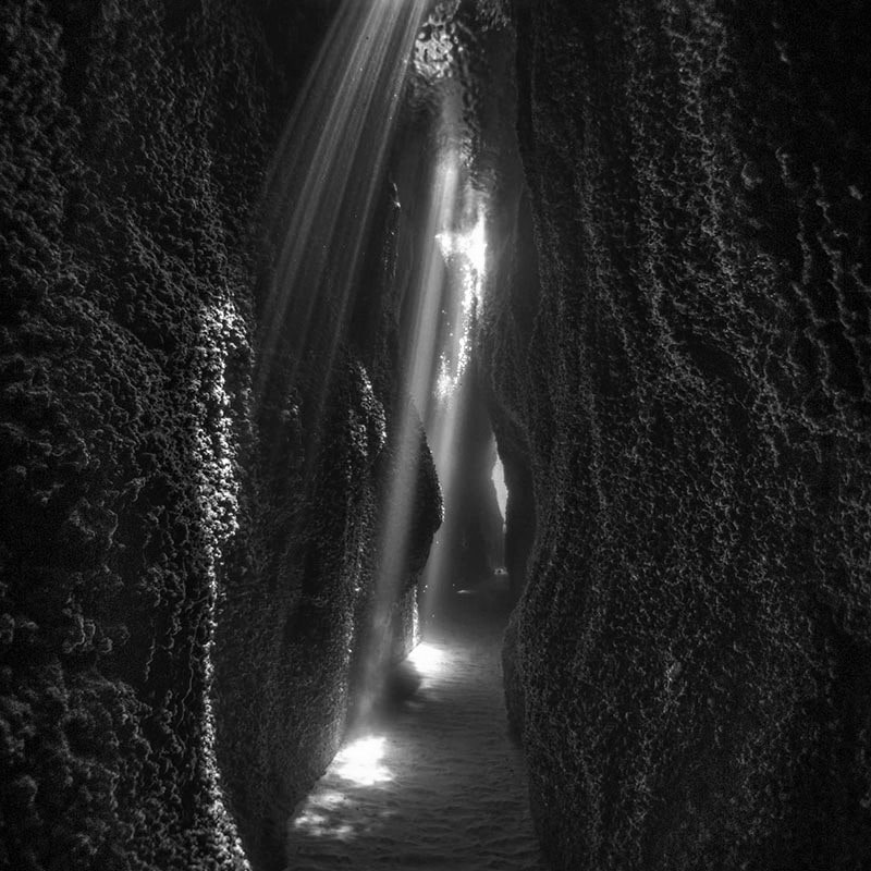 عکس سیاه و سفید از درون یک غار
