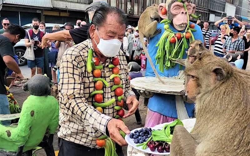 پذیرایی از میمون‌ها در جشنواره میمون‌ لوپبوری