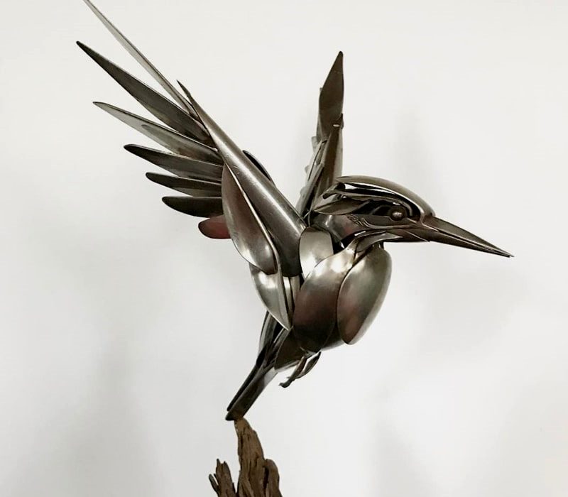 پرنده فلزی در حال پرواز
