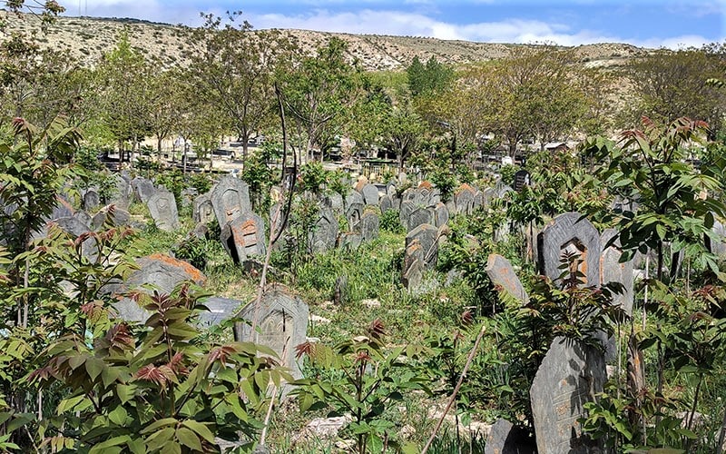 تعداد زیادی سنگ قبر در قبرستان سفید چاه، منبع عکس: گوگل مپ، عکاس: بهنوش اخلاصی 