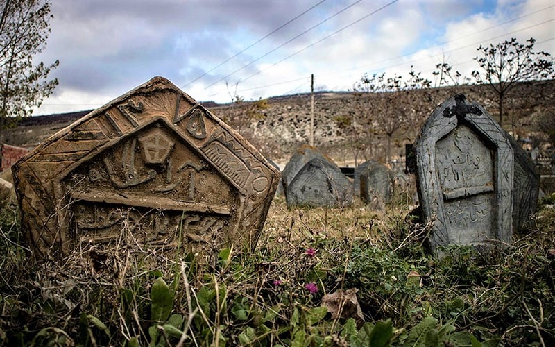 سنگ قبر محرابی در قبرستان سفید چاه، منبع عکس: گوگل مپ، عکاس: مرتضی برجسته