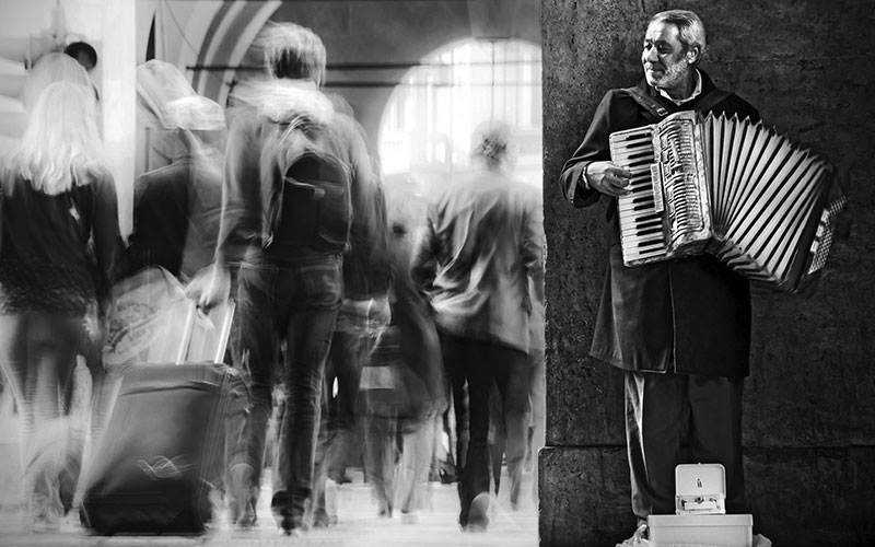 عکس سیاه و سفید از نوازنده‌ای خیابانی