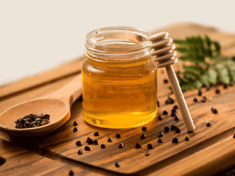 عسل طبیعی روشن در شیشه 