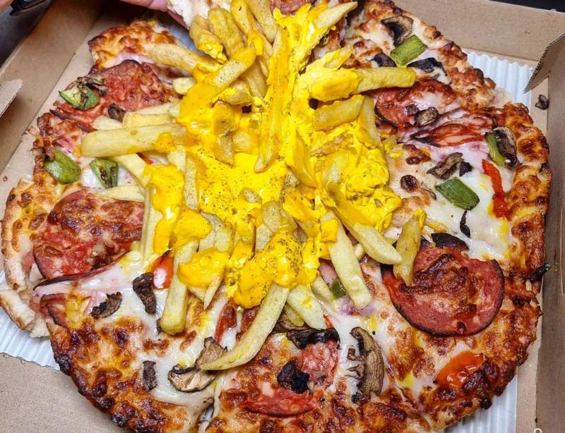 پیتزا با پنیر مخصوص رستوران نایت مز