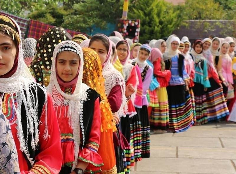 دختران مازنی با لباس سنتی رنگارنگ 