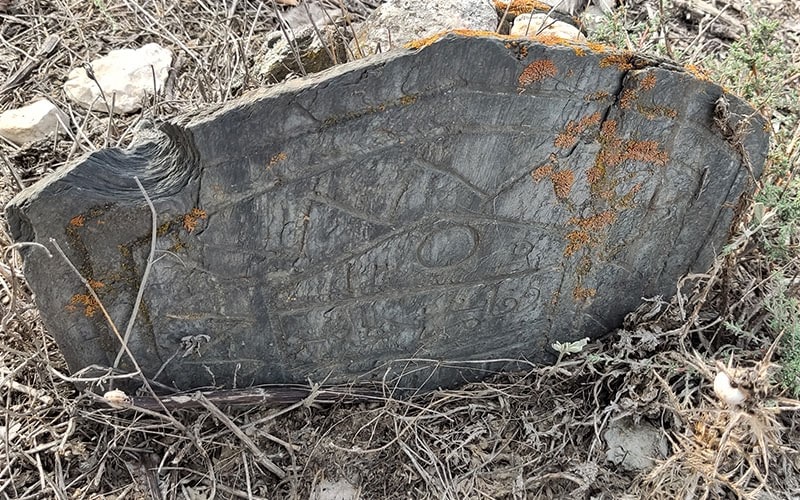 نقوش تزیینی روی سنگ قبر در گورستان سفید چاه، منبع عکس: گوگل مپ، عکاس: امین باکری