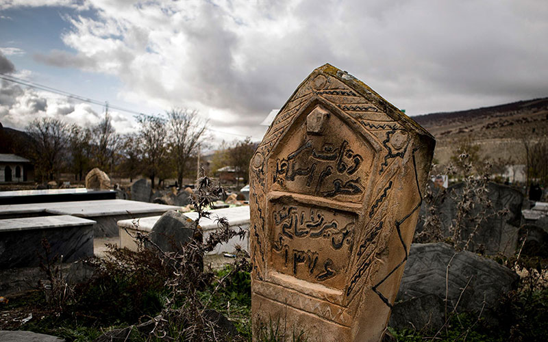 سنگ قبر در قبرستان سفید چاه،‌منبع عکس: گوگل مپ، عکاس: مرتضی برجسته