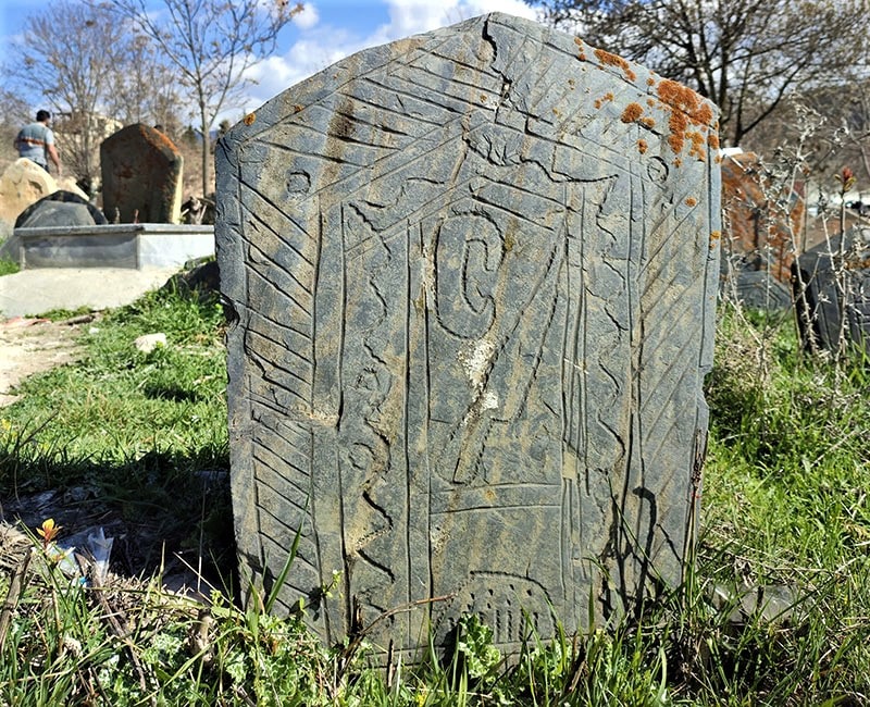نقوش مختلف روی سنگ قبری در قبرستان سفید چاه، منبع عکس: گوگل مپ، عکاس: amir.h.amini