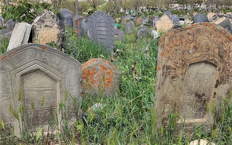 سنگ قبرهای تزیین شده در قبرستان سفید چاه، منبع عکس: گوگل مپ، عکاس: بهنوش اخلاصی